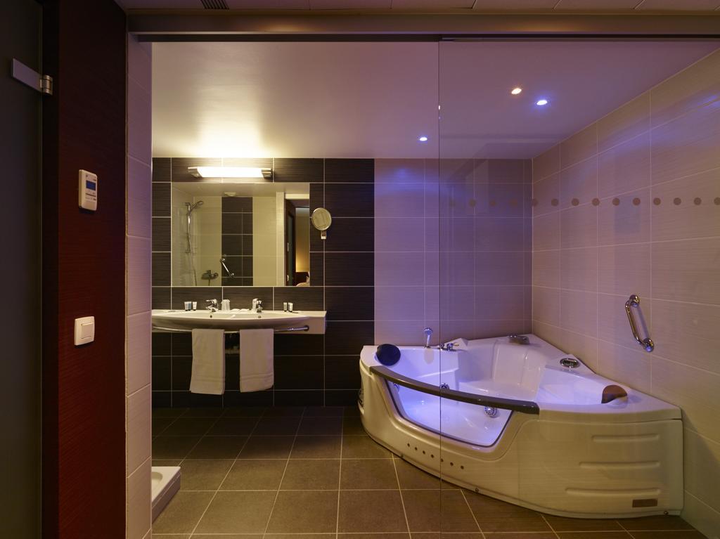 Junior Suite Spa Bath,280536489:JPEG