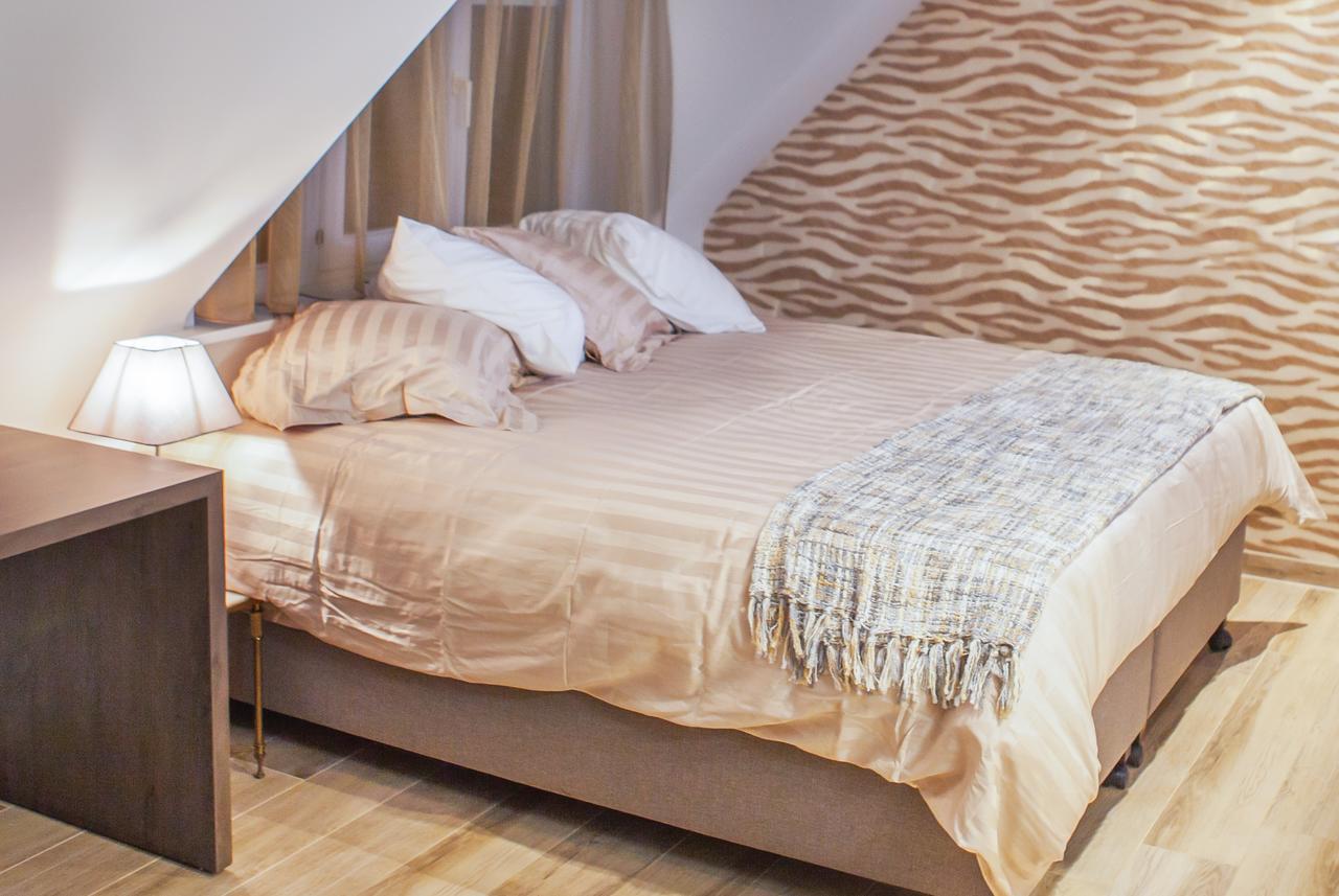 Zimmer mit Queensize-Bett und Gartenblick
